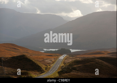 Rannoch Moor in Perth und Kinross, Schottland. PKW und LKW Reisen an der A82 Straße über Rannoch Moor aussehende Süden. Stockfoto