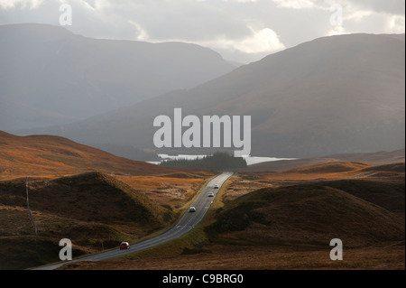 Rannoch Moor in Perth und Kinross, Schottland. PKW und LKW Reisen an der A82 Straße über Rannoch Moor aussehende Süden. Stockfoto