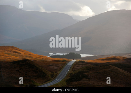 Rannoch Moor in Perth und Kinross, Schottland. PKW und LKW Reisen an der A82 Straße über Rannoch Moor aussehende Süden. Stockfoto