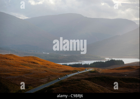 Rannoch Moor in Perth und Kinross, Schottland. PKW und LKW Reisen an der A82 Straße über Rannoch Moor aussehende Süden. Stockfoto