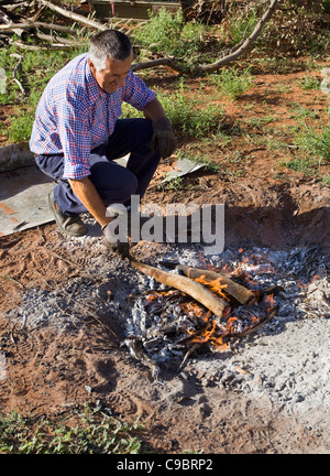 Mann Kochen Känguru Tail Stockfoto