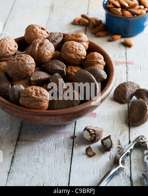 Eine Schüssel mit gemischten Nüssen, Brasiliens, Walnüsse und Mandeln Stockfoto