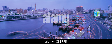 Aktivitäten am Dubai Creek von Deira, Dubai, Vereinigte Arabische Emirate-Seite aus gesehen. Stockfoto