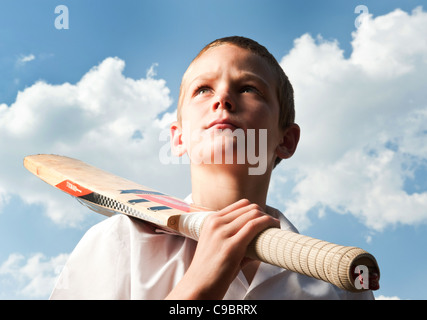 Junge hält Cricket Schläger im Freien, Johannesburg, Provinz Gauteng, Südafrika Stockfoto