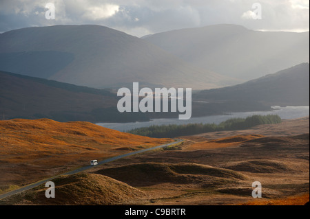 Rannoch Moor in Perth und Kinross, Schottland. PKW und LKW Reisen an der A82 Straße über Rannoch Moor aussehende Süden. Stockfoto