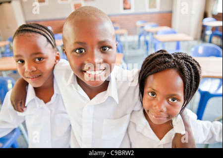 Porträt von drei Schülerinnen und Schüler im Klassenzimmer, Johannesburg, Provinz Gauteng, Südafrika Stockfoto