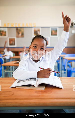 Mädchen hob Hand im Klassenzimmer, Johannesburg, Provinz Gauteng, Südafrika Stockfoto