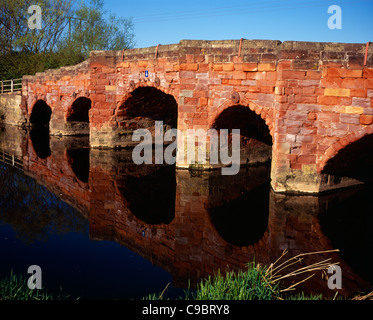 England, Hereford und Worcester, Eckington, 1729 Brücke auf B4080 Straße über den Fluss Avon und aus Sandsteinblöcken gebaut. Stockfoto