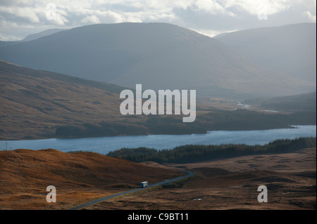 Rannoch Moor in Perth und Kinross, Schottland. PKW und LKW Reisen an der A82 Straße über Rannoch Moor aussehende Süden. Stockfoto