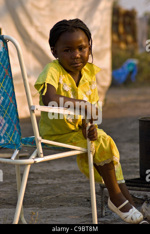 Ein kleines Mädchen in ihren Sonntag Kleid auf eine Siebenten-Tags-Adventisten sammeln im Caprivi, Namibia. Stockfoto