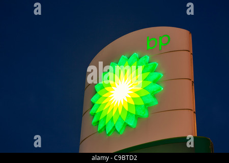 BP Tankstelle Kraftstoff Vorplatz Schild am Nacht, England, Europa Stockfoto