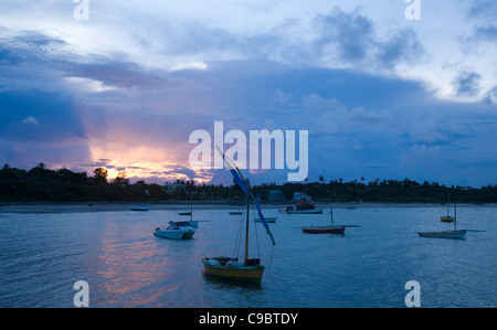 Dhaus bei Sonnenuntergang, Vilanculos Hafen, Bazaruto Archipel, Mosambik Stockfoto