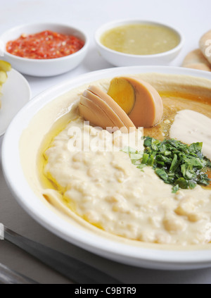 Hummus. Einem arabischen levantinischen Dip oder Aufstrich aus gekochten, zerdrückten Kichererbsen, gemischt mit Tahini, Stockfoto