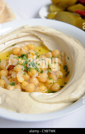 Hummus. Einem arabischen levantinischen Dip oder Aufstrich aus gekochten, zerdrückten Kichererbsen mit Tahini gemischt Stockfoto