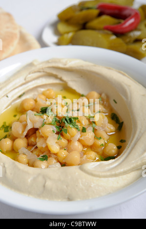 Hummus. Einem arabischen levantinischen Dip oder Aufstrich aus gekochten, zerdrückten Kichererbsen mit Tahini gemischt Stockfoto