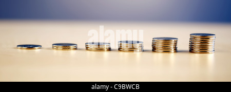 Viele Türme des Geldes - progressive erhöhen Stockfoto