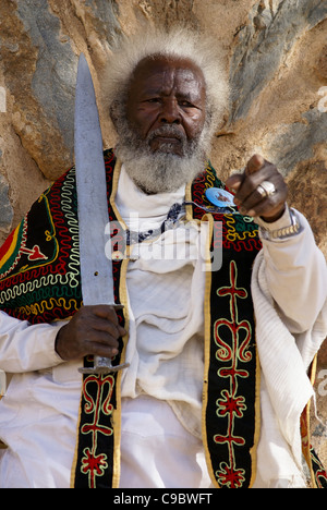 Porträt von einem äthiopischen senior Mann schwingt ein Schwert während Timket, die äthiopisch-orthodoxe Feier der Epiphanie, Stockfoto