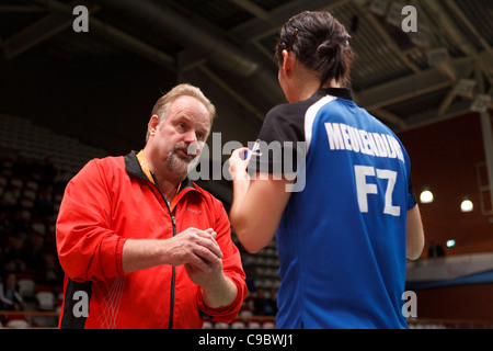 Badminton-Spieler Judith Meulendijks aus den Niederlanden (rechts) wird von Ron Daniels trainiert. Stockfoto