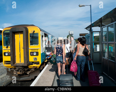 Fluggästen ein Arriva trainieren bei Carmarthen Station, Carmarthenshire Walesd UK Stockfoto