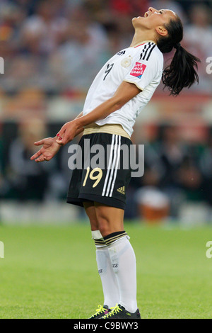 Fatmire Bajramaj reagiert auf eine verpasste Torchance während eines Spiels der FIFA Frauen-Weltmeisterschaft Gruppe A gegen Frankreich im Stadion im Borussia Park am 5. Juli 2011 in Mönchengladbach. Nur redaktionelle Verwendung. Kommerzielle Nutzung verboten. (Foto: Jonathan Paul Larsen / Diadem Images) Stockfoto