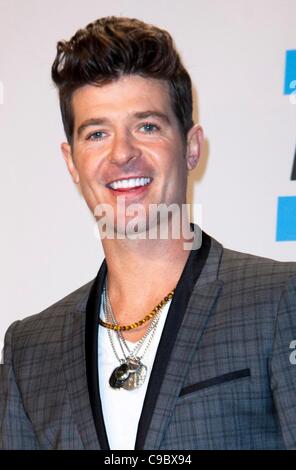 Robin Thicke im Presseraum für 38th Annual American Music Awards - PRESS ROOM, Nokia Theatre L.A. Live, Los Angeles, CA 20. November 2011. Foto von: Emiley Schweich/Everett Collection Stockfoto