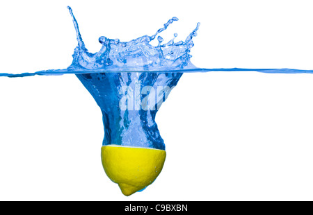 Obst spritzen ins Wasser isoliert auf weißem Hintergrund Stockfoto