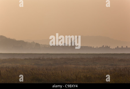 Windmühle Cley und Naturschutzgebiet Cley Marshes an der Küste von North Norfolk Stockfoto