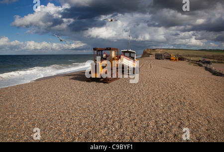 Angelboote schleppten auf Weybourne Strand Norfolk Stockfoto