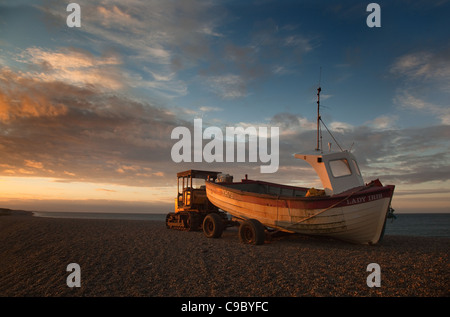 Angelboot/Fischerboot bei Sonnenuntergang Weybourne Strand UK-Oktober Stockfoto