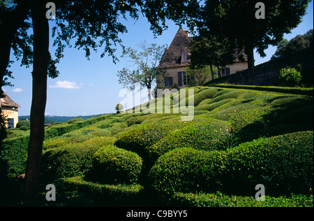 Frankreich, Aquitaine, Dordogne, Chateau de Marqueyssac in der Nähe von Vezac. Exterieur und Gärten mit beschnittenen Buchshecken und Formschnitt. Stockfoto