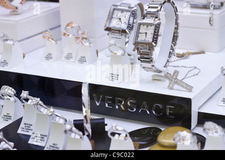 Detail der Versace Schaufenster angezeigt Luxus Diamantringe und Uhr. Stockfoto