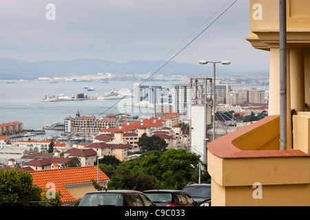 Foto von Gebäuden und Hafen in Gibraltar. Stockfoto