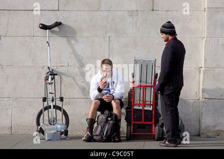 Straßenkünstler Entspannung in Trafalgar Square in London Stockfoto