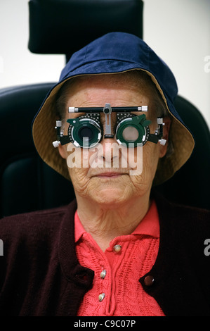 Portrait einer älteren Frau, die ihre Augen getestet Stockfoto