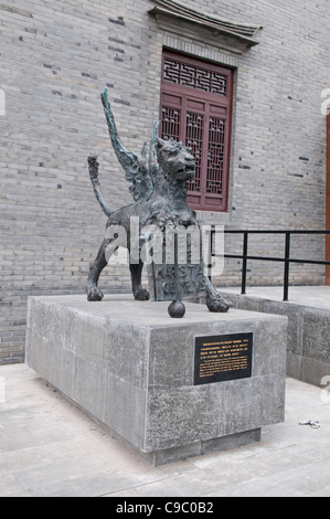 China Jiangsu Yangzhou, Skulptur Bronze-Löwen vor dem Marco-Polo-Museum eine Kopie der Statue steht auf einem Platz in Venedig Stockfoto