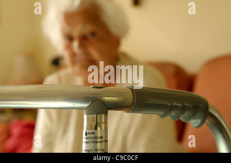 Ältere Frauen und Rollator. Stockfoto