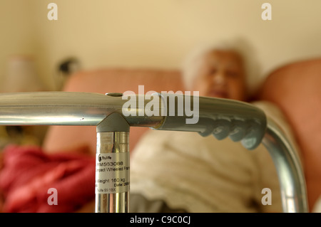 Ältere Frauen und Rollator. Stockfoto