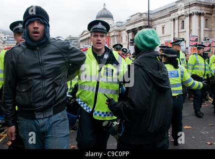 Student, gedrängt von der Polizei am Protest durch die Londoner 9. November 2011 Stockfoto