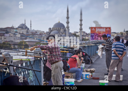 Galata-Brücke am Goldenen Horn, Fischer auf der Brücke, Istanbul, Türkei, Europa, Stockfoto