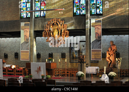 Altar der Kirche von der Kongregation des Heiligsten Herzen / Sint-Antoniuskerk, Leuven, Belgien mit Grab in der Krypta der Pater Damien Stockfoto