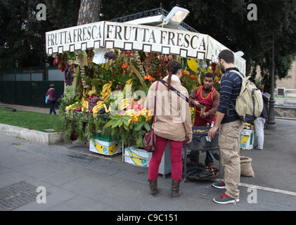 Obst und Kastanien in Rom Stockfoto