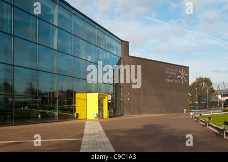 Der Osten Manchester Academy und Beswick Bibliothek.  Bogen: Walker Simpson, 2009.  Beswick, East Manchester, England, UK Stockfoto