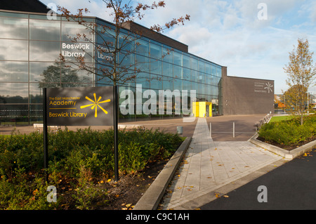 Der Osten Manchester Academy und Beswick Bibliothek.  Bogen: Walker Simpson, 2009.  Beswick, East Manchester, England, UK Stockfoto