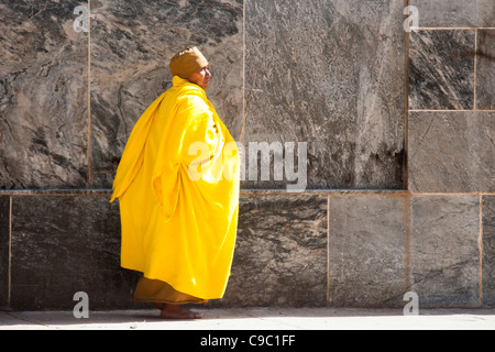 Eine christlich-orthodoxer Priester an der neuen Kirche St. Mary von Zion in der Stadt Aksum, Nord-Äthiopien, Afrika. Stockfoto