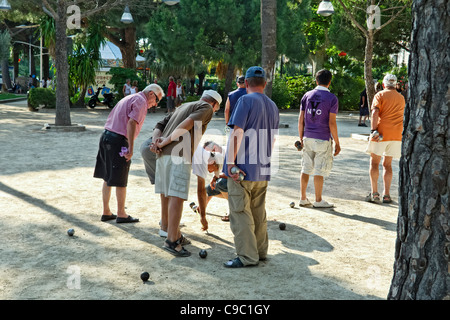 Männer spielen Boule in Saint Maxime, Südfrankreich, französische Reviera Stockfoto