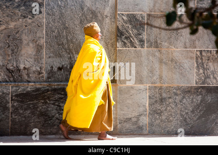 Eine christlich-orthodoxer Priester an der neuen Kirche St. Mary von Zion in der Stadt Aksum, Nord-Äthiopien, Afrika. Stockfoto