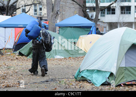 21. November 2011, ein unbekannter Demonstrant packten und Räumung St. James Park im Anschluss an die Entscheidung heute Morgen von Ontario Superior Court überliefert beurteilen, David Brown, Wahrung der besetzen Toronto Zelt camp Räumung. Stockfoto