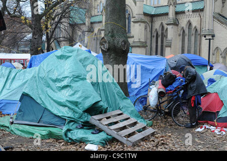 21. November 2011, packt vor den meisten anderen ein unbekannter Demonstrant bereitet St. James Park folgenden Räumen, die heute Morgen von Ontario Superior Court Richter David Brown, Wahrung der besetzen Toronto Zelt camp Räumung die Entscheidung überliefert. Stockfoto