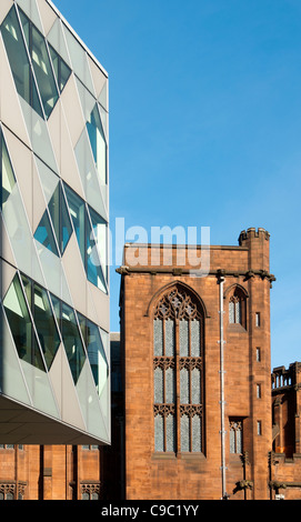 Der John Rylands Library.  Basil Champneys, 1900.  Deansgate, Manchester, England, UK.  Emporio Armani Store im Vordergrund. Stockfoto