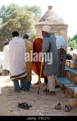 Orthodoxe christliche Pilger außerhalb der St Mary von Zion Church in der Stadt Aksum, Nord-Äthiopien, Afrika. Stockfoto